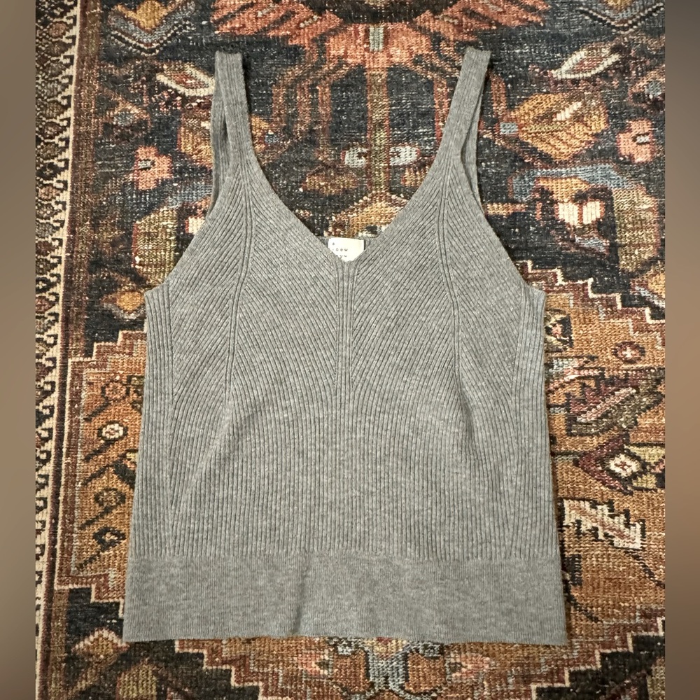 Sleeveless sweater top